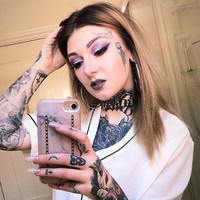 Kayleigh Peach memiliki mimpi untuk menjadi seniman tato yang sukses. Pada hari pertama dirinya magang di sebuah perusahaan, Kayleigh mentato wajahnya dengan kata terkutuk. Hal itu pun membuat dirinya percaya bahwa kebanyakan calon atasan tak mau menerimanya, dan ia tak punya pilihan selain mengejar ambisinya. Foto: Dok. Instagram @kayleighpeachtatto