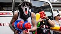 Bagi traveler yang suka festival, di Negeri Gajah Putih, Songkran adalah primadonanya. Karena festival ini juga dikenal sebagai pertempuran air terbesar dunia. Wah! (AFP)