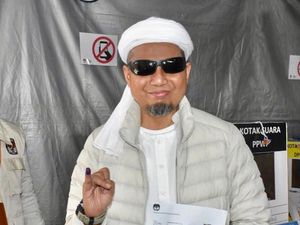 Berkacamata Hitam, Ustaz Arifin Ilham Posting Nyoblos di Penang