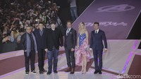 Joe Russo, Anthony Russo, Kevin Feige bersama para superhero tak henti-hentinya mengucapkan terimakasih pada fans di sana. Foto: Cast Avengers: Endgame di Korea (Asep Syaifullah/detikHOT)