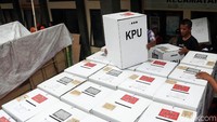 Kotak suara tersebut didistribusikan dengan menggunakan mobil pick-up.