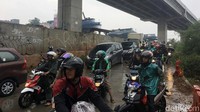 Sejumlah kendaraan pun nampak berhenti karena takut kendaraan mereka mogok akibat terendam banjir.