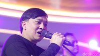 Setelah bernyanyi lagu bertempo cepat, Kahitna mengajak penonton bernyanyi bersama dalam yang terbilang memiliki lirik galau. Tak Kan Terganti pun dibawakan. Foto: Rikianto Nugroho/detikHOT