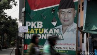 Menurut Titi, APK tersebut harus mulai dibersihkan dan kegiatan bersih-bersih APK tersebut bukan hanya menjadi tanggung jawab pengawas pemilu dan Satpol PP, melainkan juga menjadi tanggung jawab para peserta Pemilu 2019.