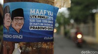 Stiker tersebut berada di kawasan Gandaria, Jakarta Selatan, Senin (15/4/2019).