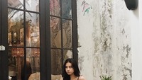 Ini bukti kalau Naomi sangat suka kulineran. Berpose dengan minuman segar, beginilah gaya asik Naomi. Foto: Instagram@naomi.paulinda