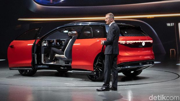 CEO VW Herbert Dies menjelaskan mobil ID. Roomzz di Shanghai