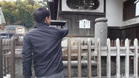 Traveler yang mau meminta kesembuhan juga bisa melemparkan koin ke batu Tsukunahikonanonikoto. Kemudian, basuh batu tersebut dengan gayung dan air yang sudah disediakan. (Bonauli/detikcom)
