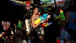 Yuk, Lihat Keseruan Warga Thailand Main Air Untuk Buang Sial
