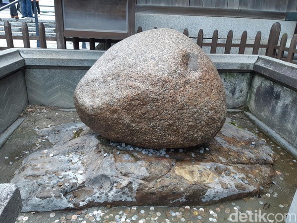 Tak ada yang aneh dari batu tersebut, kecuali kamu perhatikan dengan lebih dekat. Di bagian atas batu, terdapat sebuah ceruk kecil. (Bonauli/detikcom)
