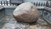 Tak ada yang aneh dari batu tersebut, kecuali kamu perhatikan dengan lebih dekat. Di bagian atas batu, terdapat sebuah ceruk kecil. (Bonauli/detikcom)