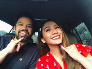 Tobat Golput, Suami Acha Sinaga Perdana Nyoblos saat Pemilu