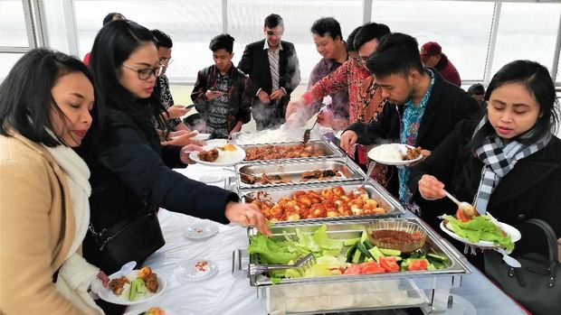 Usai mencoblos, para WNI di Rusia asyik menyantap hidangan yang disediakan