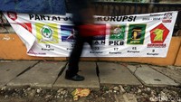 Beragam alat peraga kampanye (APK) masih bertebaran di Jalan Raya Pasar Minggu, Jakarta, Senin (15/04/2019).