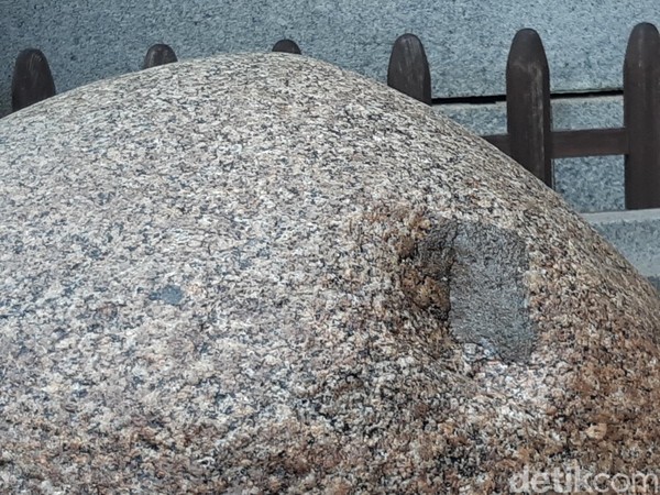 Masyarakat setempat percaya bahwa ceruk di batu tersebut ada karena seorang dewa yang duduk di sana. Dewa tersebut bernama Tsukunahikonanonikoto. (Bonauli/detikcom) Masyarakat setempat percaya bahwa ceruk di batu tersebut ada karena seorang dewa yang duduk di sana. Dewa tersebut bernama Tsukunahikonanonikoto. (Bonauli/detikcom)