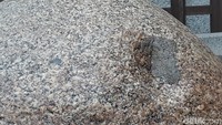 Masyarakat setempat percaya bahwa ceruk di batu tersebut ada karena seorang dewa yang duduk di sana. Dewa tersebut bernama Tsukunahikonanonikoto. (Bonauli/detikcom)