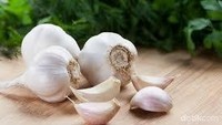 Bawang Putih : Mengandung kalsium, potassium dan sulfur, mineral penting untuk tubuh. Studi menyebut konsumsi bawang putih bisa mengurangi efek kedinginan.