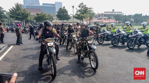 Kepolisian Daerah (Polda) Jawa Timur melakukan pergeseran 1.113 pasukan untuk melakukan pengamanan pada Tempat Pemungutan Suara (TPS) di beberapa wilayah di Jawa Timur.