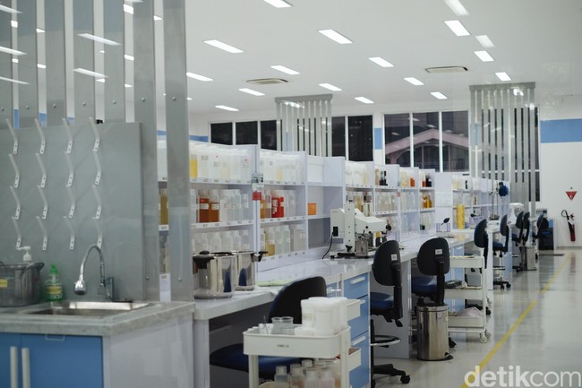 Laboratorium utama yang kedua adalah Laboratorium Semisolida. Di sini para peneliti menggodok produk semisolid seperti lipstik, blush on stick, hingga eyeliner. Foto: Silmia Putri/Wolipop