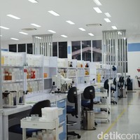 Laboratorium utama yang kedua adalah Laboratorium Semisolida. Di sini para peneliti menggodok produk semisolid seperti lipstik, blush on stick, hingga eyeliner. Foto: Silmia Putri/Wolipop