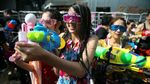 Yuk, Lihat Keseruan Warga Thailand Main Air Untuk Buang Sial