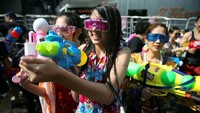 Songkran tak hanya menjadi primadona bagi warga Thailand, tetapi juga bagi para turis karena bentuk dari perayaannya. Athit Perawongmetha/Reuters.