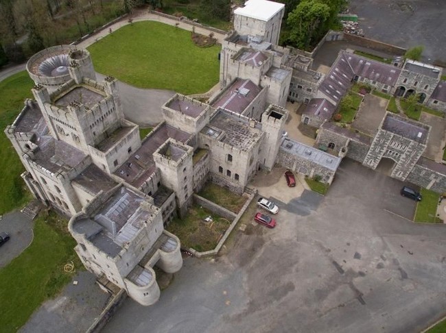 Die hard fans Game of Thrones, siap-siap untuk memiliki rumah impian yang pernah muncul di serial terpopuler besutan HBO. Sebuah kastil dijual dan satu pembeli beruntung bisa memiliki salah satu propertinya seharga USD 656,452 atau sekitar Rp 9,2 miliar. Foto: Dok. Maison Real Estate