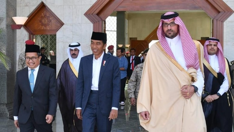 Usai Umrah, Jokowi Ziarah ke Makam Nabi Muhammad SAW di Masjid Nabawi Usai Umrah, Jokowi Ziarah ke Makam Nabi Muhammad SAW di Masjid Nabawi