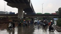 Sejumlah kendaraan mogok akibat memaksa menerobos banjir di Jalan Kyai Haji Noer Ali, Bekasi.