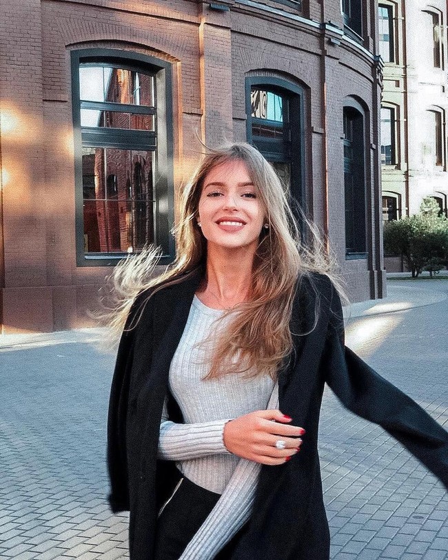 Alina berharap untuk menggabungkan apa yang paling disukainya, karier di catwalk dan melukis, yang telah ia lakukan secara profesional selama bertahun-tahun. Bahkan ia juga ingin suatu hari membuat pameran karya-karyanya. Foto: Instagram @ms.alinasanko
