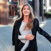 Alina berharap untuk menggabungkan apa yang paling disukainya, karier di catwalk dan melukis, yang telah ia lakukan secara profesional selama bertahun-tahun. Bahkan ia juga ingin suatu hari membuat pameran karya-karyanya. Foto: Instagram @ms.alinasanko