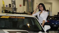 Soal Camaro yang ada di samping model cantik ini, di Malaysia tidak banyak, cuma ada 10 unit Camaro. Beberapa di antaranya sudah dimodifikasi dan ditampilkan di IAM. Foto: Ruly Kurniawan/detikcom