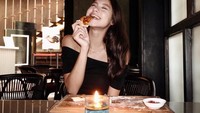 Wanita keturunan Belgia dan Indonesia ini sangat suka pizza lho. Foto: Instagram@naomi.paulinda