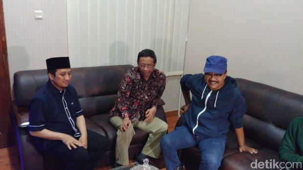 Yusuf Mansur Silaturahmi ke Mahfud MD dan Gus Ipul