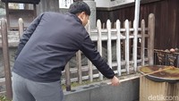 Cara membasuhnya hanya satu kali. Kemudian sisakan sedikit air untuk membasuh gayung itu sendiri. (Bonauli/detikcom)