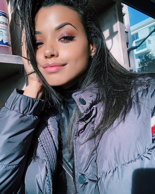 Film terbaru Charlies Angels akan segera dirilis. Bukan remake atau reboot, film yang akan dirilis 15 November 2019 tersebut benar-benar menghadirkan cerita dan pemain baru. Salah satunya adalah Ella Balinska. Foto: Instagram Ella Balinska