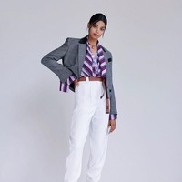 Ada waktu-waktu ketika aku kecil dan aku adalah satu-satu orang ras dalam ruangan. Itu sangat membingungkan tapi sejak saat itu aku sadar tidak adalah label untuk itu. Itu lebih kepada siapa kamu dan menjadi diri sendiri. Orang-orangmu akan menemukanmu, kata Ella. Foto: Instagram Ella Balinska