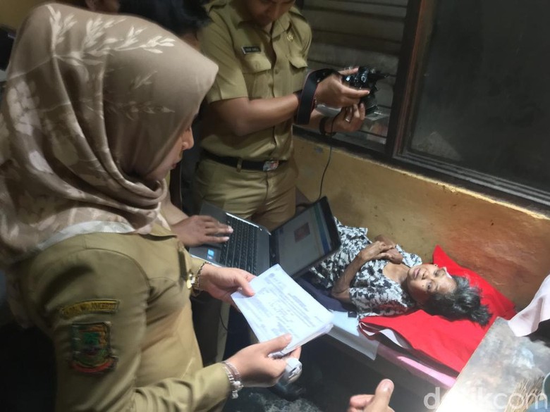 Saat Orang Gangguan Jiwa Rekam e-KTP, Minta Bakso Jumbo Hingga Tertawa Sendiri Saat Orang Gangguan Jiwa Rekam e-KTP, Minta Bakso Jumbo Hingga Tertawa Sendiri