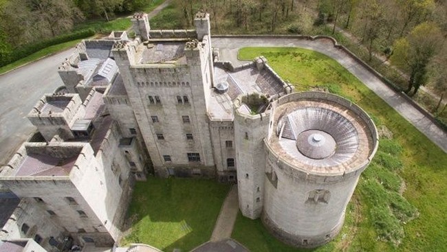 Kastil Gosford yang berada di Mullaghbrack Road, Irlandia Utara pernah muncul di serial Game of Thrones, digunakan sebagai kediaman House Tully, yang kita kenal dengan wilayah Riverrun dalam serial yang musim finalnya akan tayang perdana malam ini (15/4/2019). Riverrun juga merupakan kampung halaman Catelyn Stark, ibu dari Sansa Stark dan Arya Stark.  Foto: Dok. Maison Real Estate