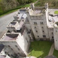 Kastil Gosford yang berada di Mullaghbrack Road, Irlandia Utara pernah muncul di serial Game of Thrones, digunakan sebagai kediaman House Tully, yang kita kenal dengan wilayah Riverrun dalam serial yang musim finalnya akan tayang perdana malam ini (15/4/2019). Riverrun juga merupakan kampung halaman Catelyn Stark, ibu dari Sansa Stark dan Arya Stark.  Foto: Dok. Maison Real Estate