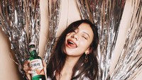 Aktris asal Bali ini memiliki paras yang cantik dan sering mengenakan pakaian seksi. Ia terlihat sedang memegang dua botol soju kesukaannya. Foto: Instagram@naomi.paulinda