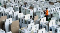 Sejumlah petugas melakukan pengecekan terakhir sebelum logistik pemilu didistribusikan jelang hari pencoblosan pada 17 April mendatang, Jakarta, Senin (15/4/2019).