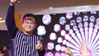 Tanpa jeda, Kahitna langsung membawakan Tentang Diriku. Wooo empat lagu berturut-turut nggak berhenti, ucap Hedi Yunus setelah bernyanyi. Foto: Rikianto Nugroho/detikHOT