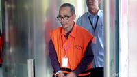 Tim penyidik KPK kembali memeriksa pejabat Kemenang Muhammad Muafaq Wirahadi.