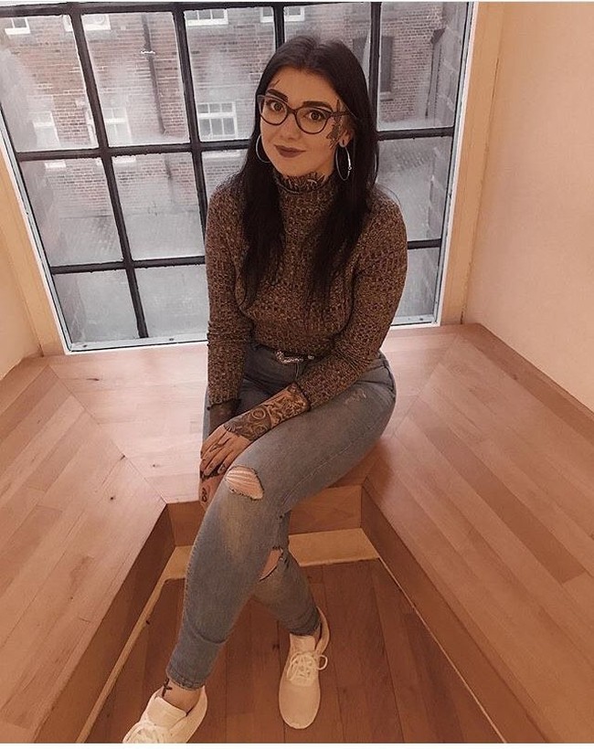 “Saya selalu berjuang dengan kesehatan mental saya. Sekarang, berada di industri tato telah banyak membantu saya, ini menyelamatkan hidup saya. Kedengarannya seperti klise tetapi itu benar, ujar wanita berusia 26 tahun ini. Foto: Dok. Instagram @kayleighpeachtatto