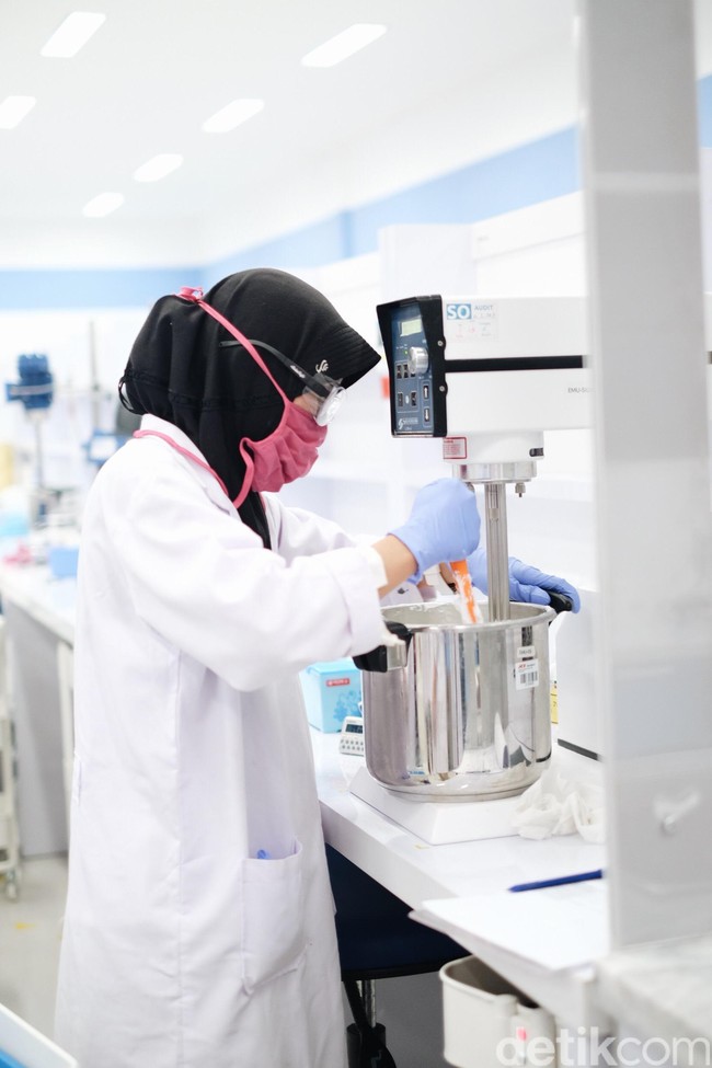 Laboratorium utama yang pertama adalah laboratorim Powder. Ini merupakan tempat dibuatnya formula produk bertekstur bubuk atau powder, seperti loose dan compact powder, serta eye shadow. Foto: Silmia Putri/Wolipop