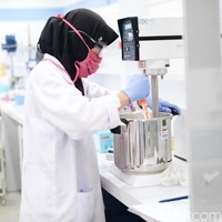 Laboratorium utama yang pertama adalah laboratorim Powder. Ini merupakan tempat dibuatnya formula produk bertekstur bubuk atau powder, seperti loose dan compact powder, serta eye shadow. Foto: Silmia Putri/Wolipop