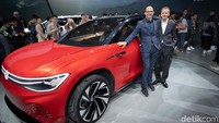 Kepala Desainer VW Klaus Bischoff mengatakan, ID. Roomzz yang diperkuat dengan tenaga baterai, bisa berpindah dengan mudah, senyap dan tanpa emisi.