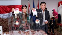 Kemeriahan pesta demokrasi Indonesia juga dirasakan di Zagreb Kroasia. Duta Besar RI Sjachroedin Z.P. dan Ibu Truly Z.P. mendapat nomor urut pemilih pertama untuk menggunakan haknya, diikuti warga lainnya. Foto: dok. KBRI Kroasia