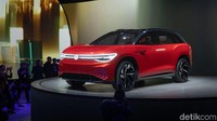 Untuk penggeraknya, mobil diperkuat dengan 2 motor listrik 225 KW di poros roda. Mobil bisa berlari dari 0 sampai 100 km per jam dalam 6,6 detik dan mencapai kecepatan maksimum 180 km per jam. Seperti halnya mobil listrik lainnya, torsi maksimum bisa diperoleh dari laju awal.